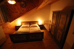 Öblarn的住宿－Krennbauer，一间卧室配有两张床,墙上有两盏灯