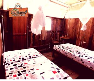 una habitación con 2 camas y un cartel que lee casa inmigrante en Intillama Jungle Lodge EIRL, en Paucarpata