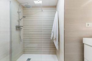 W łazience znajduje się prysznic ze szklanymi drzwiami. w obiekcie Apartamento Lujo Ancha del Carmen w Maladze +8 zdjęć