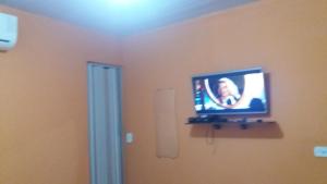 TV en la pared de una habitación en Pousada Alto das Galés, en Maragogi