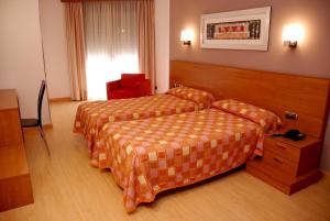 Postel nebo postele na pokoji v ubytování Hotel Villa de Cacabelos