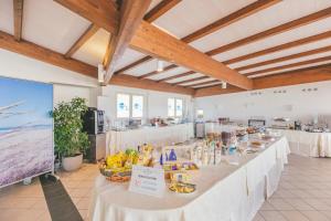 een grote kamer met een tafel met eten erop bij Hotel Acquario in Vasto