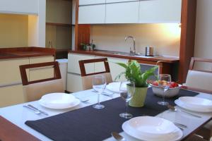 una mesa con platos y copas de vino. en Apartment with GARDEN in CITY CENTER, en Cracovia