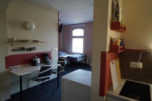 Kuchyň nebo kuchyňský kout v ubytování klassMo Kulturcafe&Gästehaus mit Kulturwerkstatt