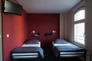 Postel nebo postele na pokoji v ubytování klassMo Kulturcafe&Gästehaus mit Kulturwerkstatt