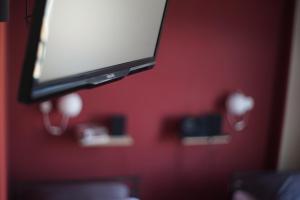 TV a/nebo společenská místnost v ubytování klassMo Kulturcafe&Gästehaus mit Kulturwerkstatt + 29 fotografií