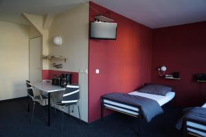 Postel nebo postele na pokoji v ubytování klassMo Kulturcafe&Gästehaus mit Kulturwerkstatt