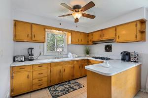 Η κουζίνα ή μικρή κουζίνα στο Close to NYC | King Bed | Free Parking