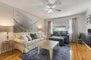 Χώρος καθιστικού στο Close to NYC | King Bed | Free Parking