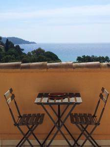 ル・ラヴァンドゥーにあるDuplex Vue sur Mer et Pieds dans l'eau Plage de Pramousquierの海を望むバルコニー(テーブル、椅子2脚付)