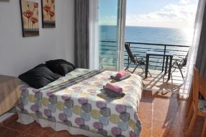 1 dormitorio con 1 cama y balcón con vistas al océano en Studio Vue Mer, en Torremolinos