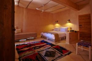 Giường trong phòng chung tại Riad Caravane