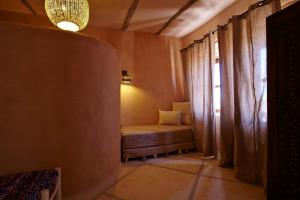 Ένα ή περισσότερα κρεβάτια σε δωμάτιο στο Riad Caravane