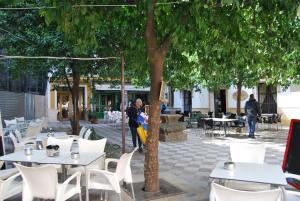 A restaurant or other place to eat at El Rincón de Aurora
