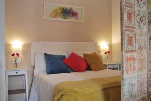 A bed or beds in a room at El Rincón de Aurora