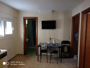 Un televizor și/sau centru de divertisment la Kalives Summer House