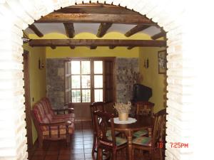 łuk w pokoju ze stołem i krzesłami w obiekcie Apartamentos el Portal w mieście Gea de Albarracín