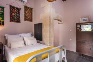 Postel nebo postele na pokoji v ubytování Boutique Villa Kalliope + 20 fotografií