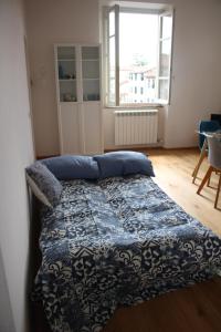 Postel nebo postele na pokoji v ubytování Delizioso Appartamento Centro Storico Lucca Comics