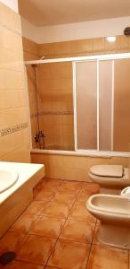 バジェ・グラン・レイにあるEl Cieno 2, App. 15Bのバスルーム(トイレ、洗面台、バスタブ付)