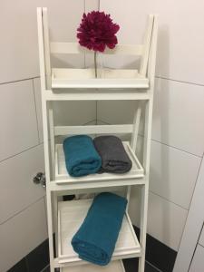 a white towel rack in a bathroom with towels at Koflers Ferienwohnungen in Oberperfuss