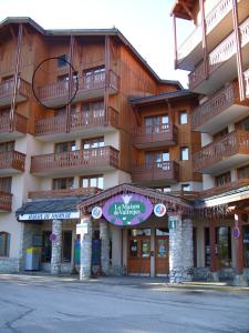 un grand bâtiment avec une enseigne devant dans l'établissement LOCATION STUDIO 4 PERSONNES VALFREJUS - Les Melezets 1, à Valfréjus