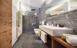 een badkamer met een wastafel en een toilet bij Villa Schmalzl in Ortisei