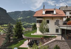 een gebouw met een standbeeld erop bij Villa Schmalzl in Ortisei