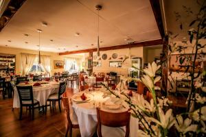 um restaurante com mesas e cadeiras com toalha de mesa branca em Angelica's Rental House em Puerto Natales