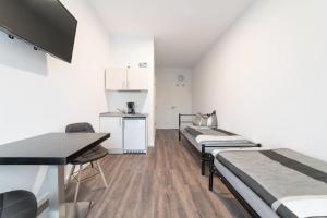 Habitación hospitalaria con 2 camas y escritorio en Monteurzimmer Berlin Pankow mit Dachterrasse - Nur 10 min. von der A10 - 3 Zimmer/ 7 Betten en Berlín