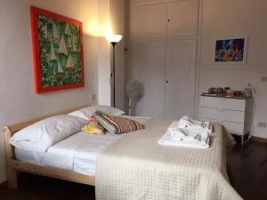 - une chambre avec un lit et des serviettes dans l'établissement VOLTA DEI TINTORI APT. RIVER VIEW WIFI TV, à Florence