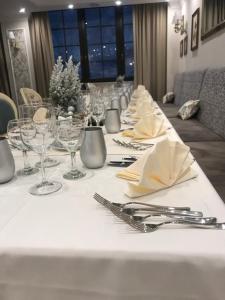 Masă pregătită într-o sală de restaurant