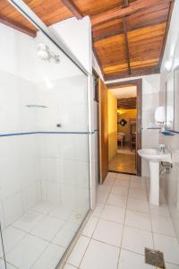 Bamboo Búzios Hostel的一间浴室