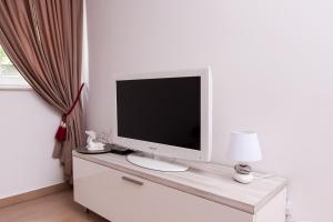 TV a/nebo společenská místnost v ubytování Effie Perine Apartments