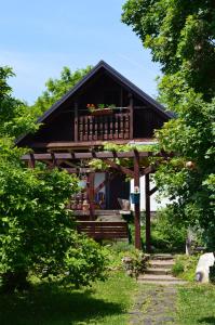Casa con porche y balcón. en Na Okić - a private forest oasis, en Sveti Martin pod Okićem
