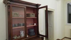 Armario de madera con espejo en una habitación en Ci Vediamo a Casa, en Matera