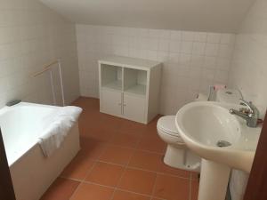 Koupelna v ubytování Casa da Farmácia + 25 fotografií