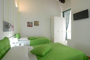 サレルノにあるB&B Dei Mercantiのベッド2台(緑のシーツ付)