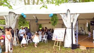 een groep mensen die onder een witte tent staan bij Le Castillou in Luc-sur-Aude +51 foto's