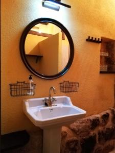 ein Bad mit einem Waschbecken und einem Spiegel in der Unterkunft Casa Marina in Valderrobres