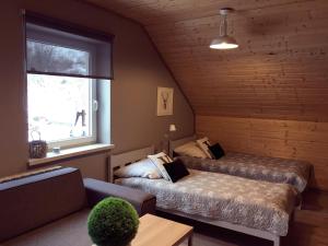 מיטה או מיטות בחדר ב-Ośrodek VolfCamp Kwaszenina
