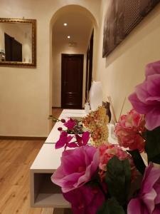 una stanza con un tavolo con fiori di La casa della sposa a Trani