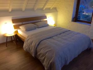 una camera con un grande letto con due lampade di De Veldmuis a Koksijde