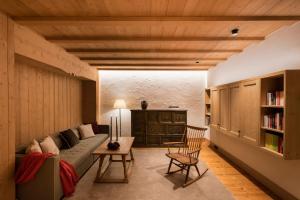 ein Wohnzimmer mit Sofa und Tisch in der Unterkunft Chalet Mimi in Oberlech