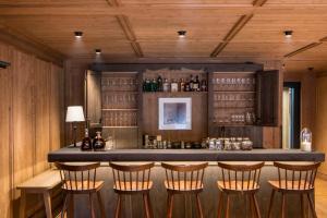 eine Bar in einem Raum mit Holzwänden in der Unterkunft Chalet Mimi in Oberlech