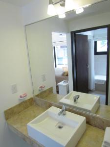 baño con lavabo y espejo grande en Comfy one bedroom in Palermo! en Buenos Aires