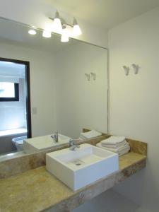 baño con lavabo y espejo grande en Comfy one bedroom in Palermo! en Buenos Aires