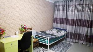 スヴランにあるOne private room near the airportのベッドとデスクが備わる小さな客室です。