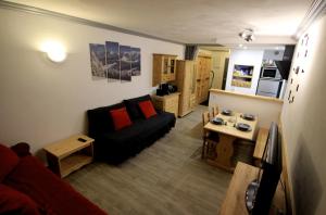 a living room with a couch and a table at Appartement Le Thuria in Arc 1800