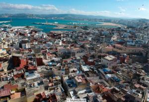 Uma vista geral de Tânger ou a vista da cidade a partir do hostel